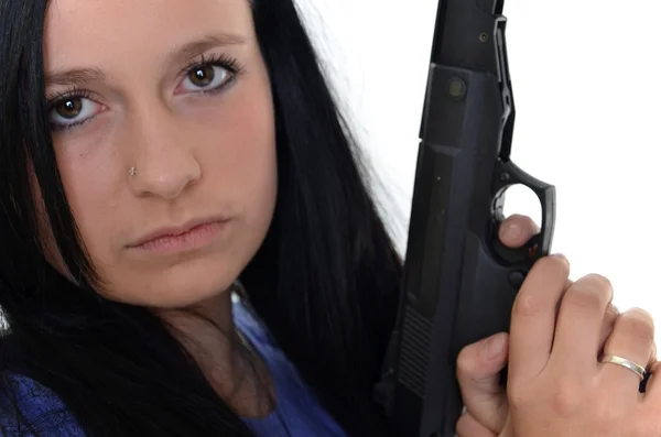 Kvinna med en pistol som isolerad på en vit bakgrund — Stockfoto