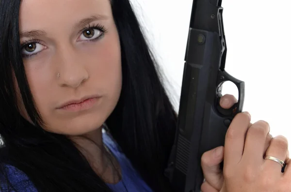 Mujer con un arma aislada sobre un fondo blanco — Foto de Stock