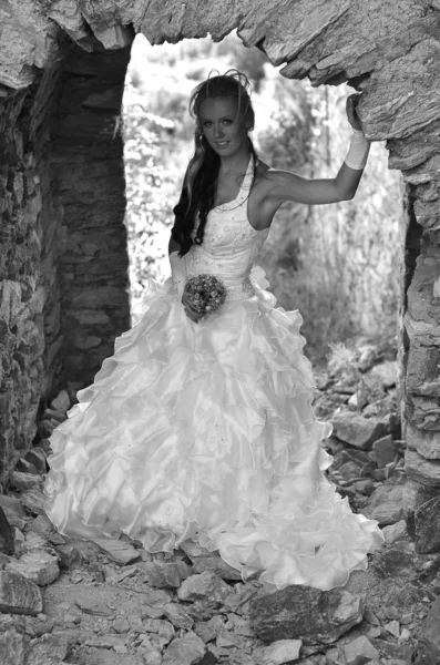 Portret van een mooie glimlachende bruid — Stockfoto