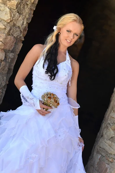 Bella sposa posa nel giorno del suo matrimonio — Foto Stock