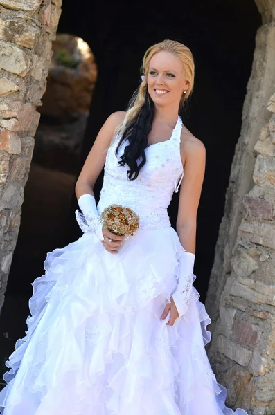 Krásná nevěsta pózuje v její svatební den — Stock fotografie