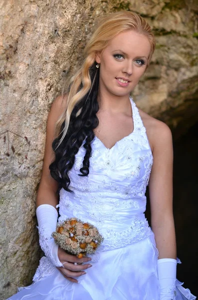 Krásná nevěsta pózuje v její svatební den — Stock fotografie