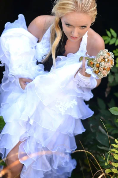 결혼식 날아름다운 신부 포즈를 취하는 모습 — 스톡 사진
