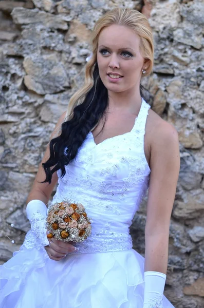 美しい花嫁ポージングで彼女の結婚式の日 — ストック写真