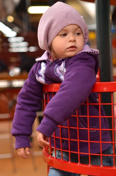 Petite fille jouant sur l'aire de jeux pour enfants — Photo