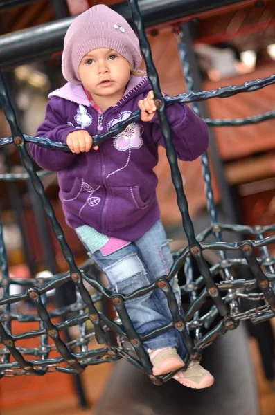 Menina pequena brincando no parque infantil — Fotografia de Stock