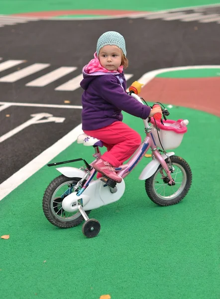小女孩骑着她的粉红色自行车 — 图库照片