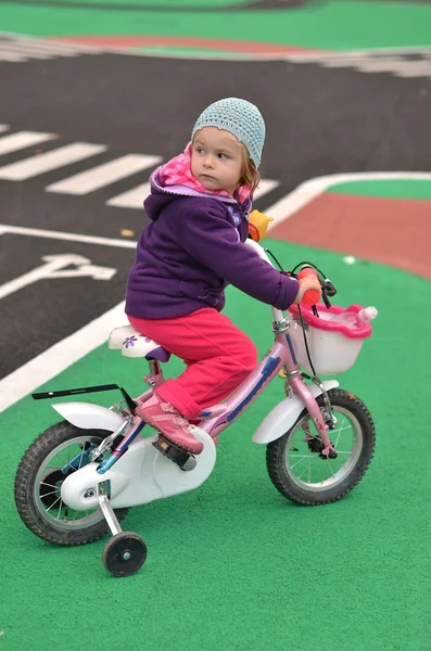 Bambina in sella alla sua bici rosa — Foto Stock