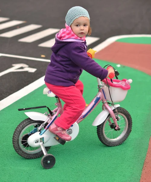 Petite fille chevauchant sur son vélo rose — Photo
