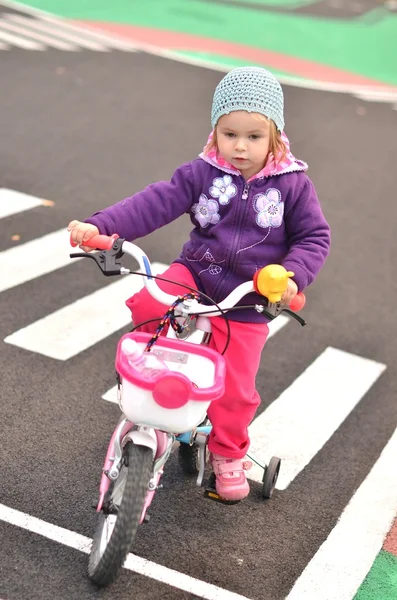 Dziewczynki na jej różowy rowerze — Zdjęcie stockowe