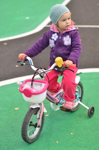 Menina montando em sua bicicleta rosa — Fotografia de Stock