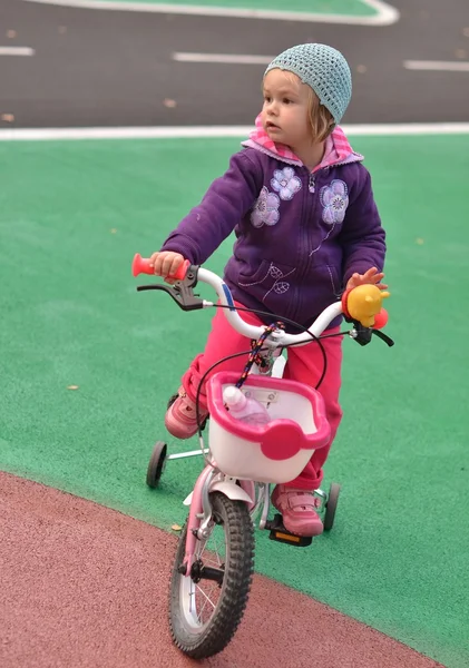 Menina montando em sua bicicleta rosa — Fotografia de Stock