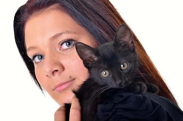 Счастливая женщина с котом — стоковое фото