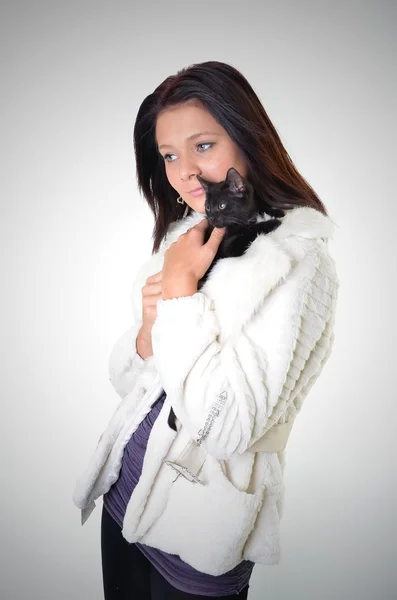 Счастливая женщина с котом — стоковое фото