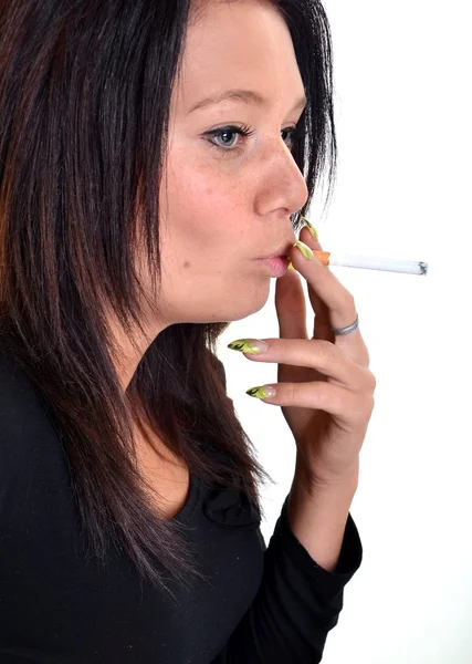 Улыбающаяся красивая женщина с сигаретой в руках — стоковое фото