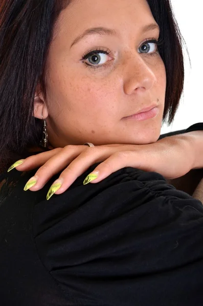 Портрет молодой женщины с черными волосами, студийный снимок — стоковое фото