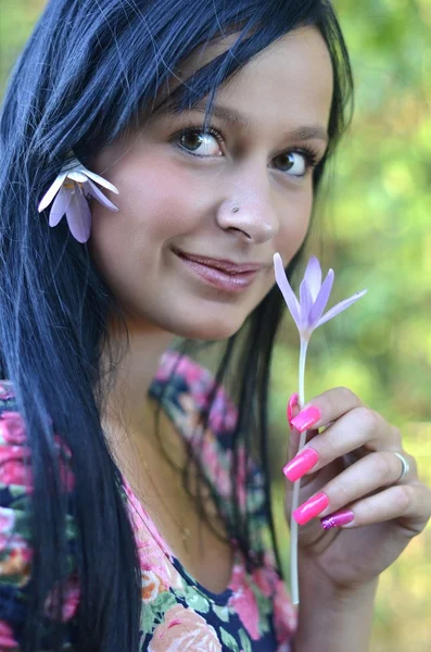 Egy gyönyörű fiatal nő szabadtéri portréja — Stock Fotó