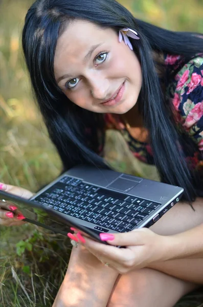 Vacker kvinna med en laptop utomhus porträtt — Stockfoto