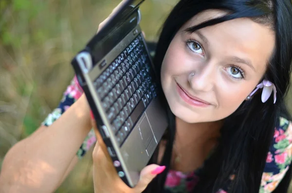 Mooie vrouw met een laptop buiten portret — Stockfoto