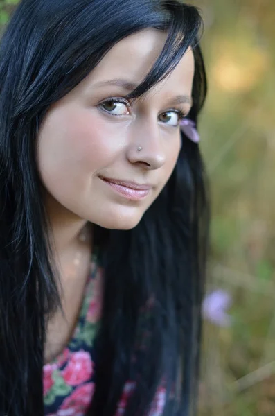 아름 다운 젊은 여자의 야외 초상화 — 스톡 사진