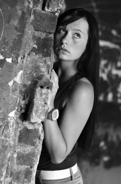 Dívka ve staré zdi — Stock fotografie