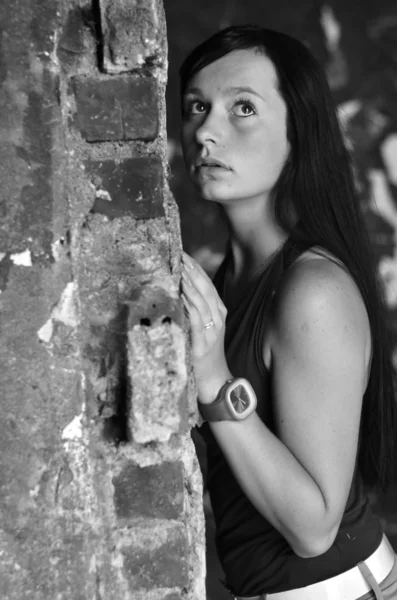 Dívka ve staré zdi — Stock fotografie
