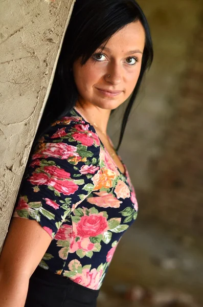 美しい若い女性の屋外のポートレート — ストック写真