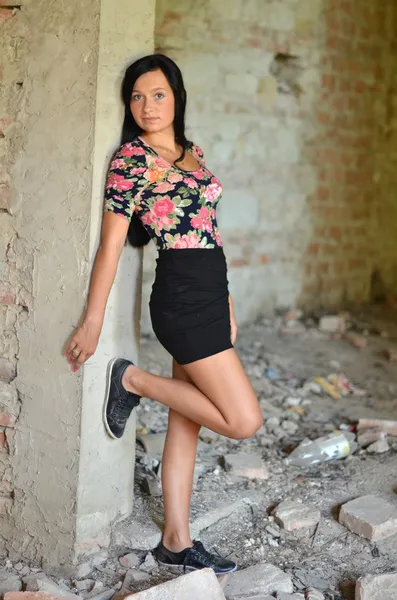 Flickan i den gamla muren — Stockfoto