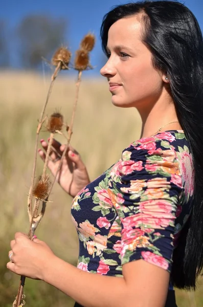 Gelukkige vrouw in veld — Stockfoto