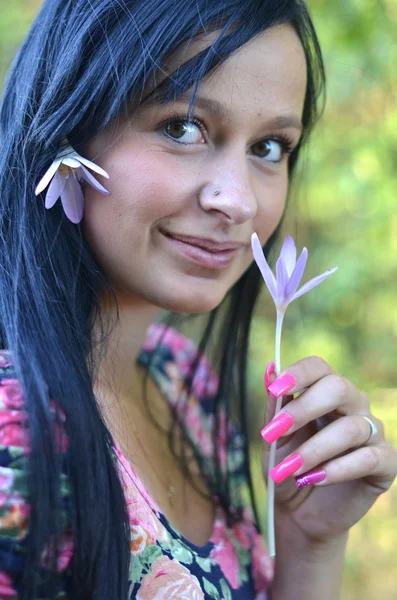 Όμορφη νεαρή γυναίκα μελαχρινή με λουλούδι στα μαλλιά της — Φωτογραφία Αρχείου