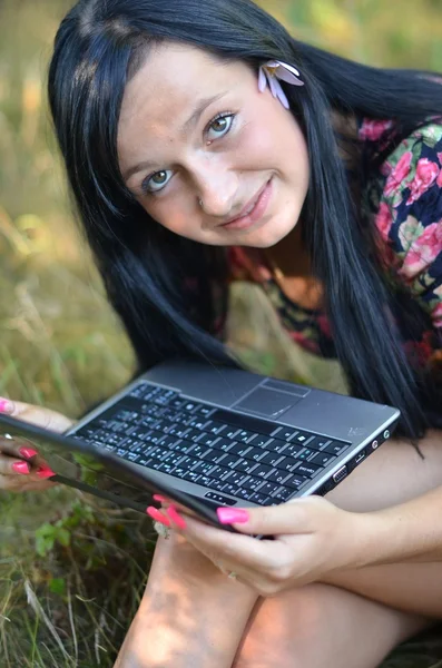 Nő a laptop-park — Stock Fotó