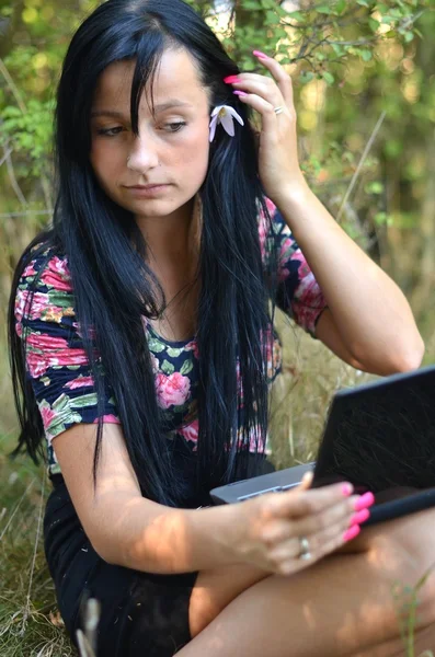 Mooie vrouw met een laptop buiten portret — Stockfoto