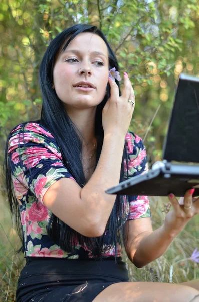 Belle femme avec un portrait extérieur d'ordinateur portable — Photo