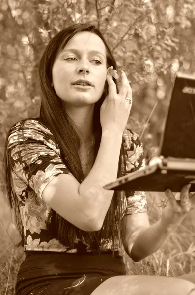 Piękna kobieta z zewnątrz portret laptopa — Zdjęcie stockowe