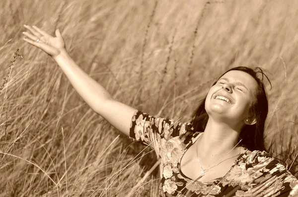 황금 보 리 밭에서 행복 한 여자 — 스톡 사진
