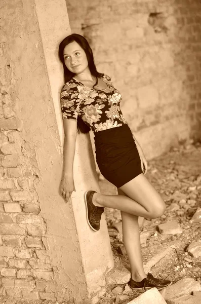 Flickan i den gamla muren — Stockfoto
