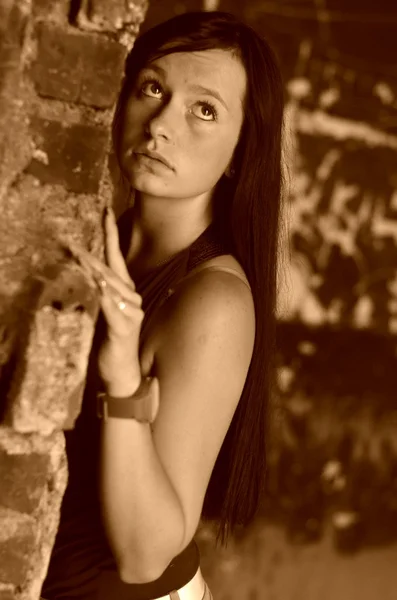 Meisje in de oude muur — Stockfoto