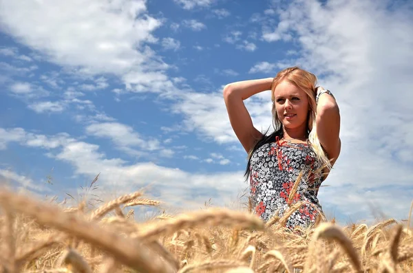 Glückliche Frau im goldenen Weizenfeld — Stockfoto