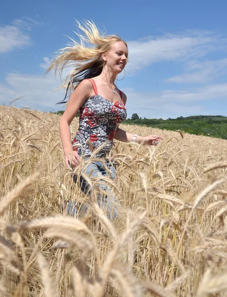 Mutlu bir kadın altın buğday alanı — Stok fotoğraf