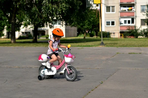 Bebé niña en bicicleta —  Fotos de Stock