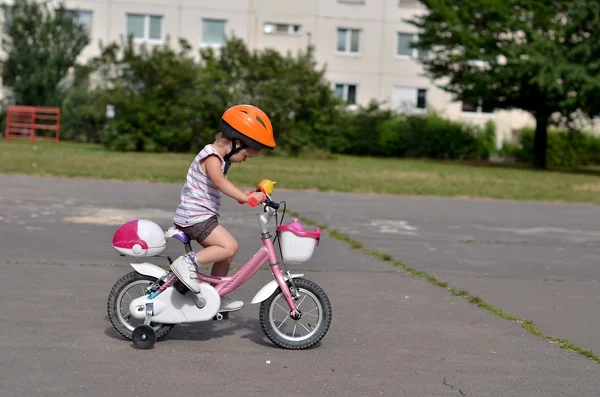 Bambina in bicicletta — Foto Stock