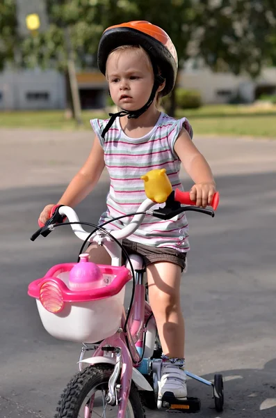在自行车上的女婴 — 图库照片