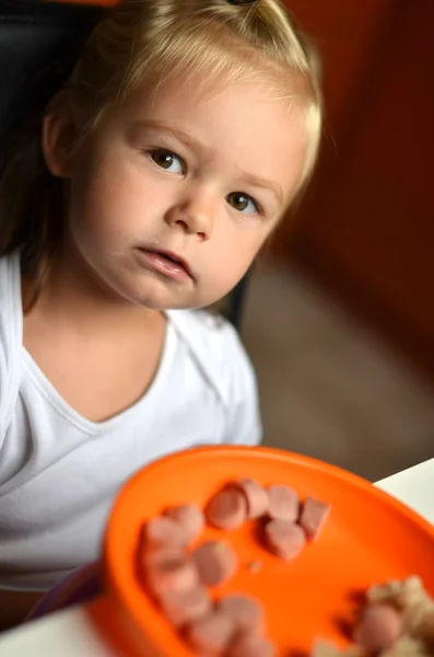 Gadis kecil makan sosis — Stok Foto