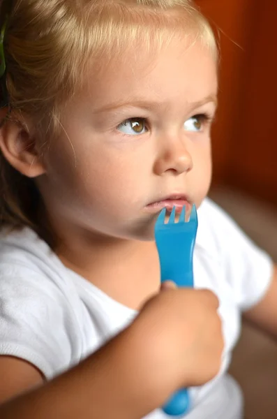 Gadis kecil makan sosis — Stok Foto
