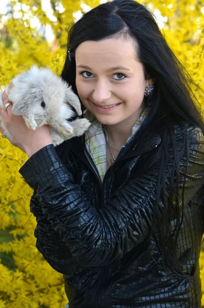 Tavşan ile güzel kız — Stok fotoğraf