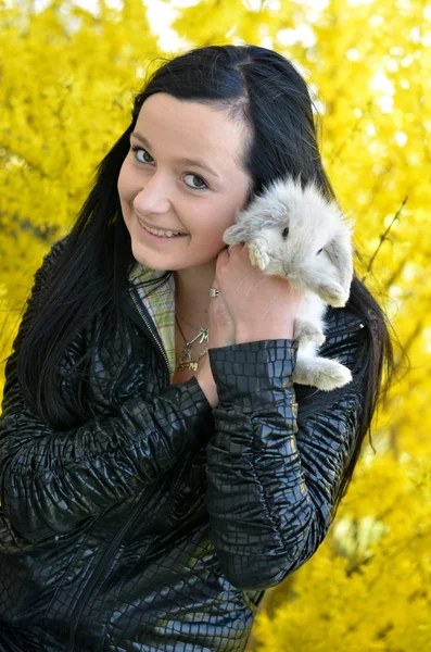 토끼와 아름 다운 여자 — 스톡 사진
