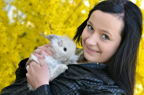 Vacker flicka med kanin — Stockfoto