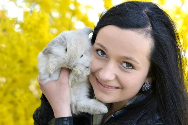 Красивая девушка с кроликом — стоковое фото