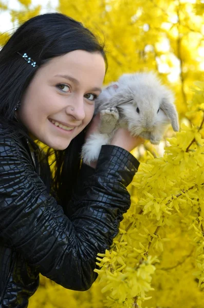 ウサギと美しい少女 — ストック写真