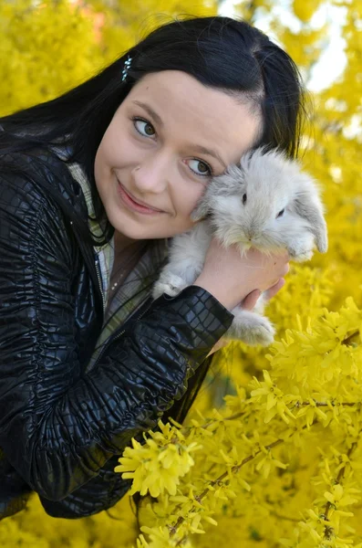 Vacker flicka med kanin — Stockfoto